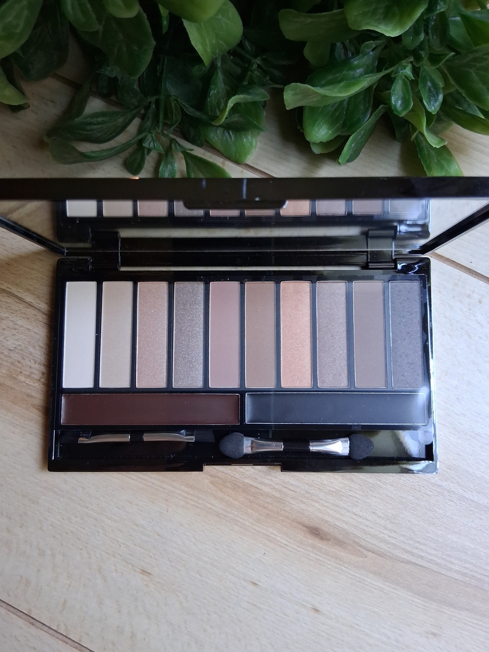 NIB Macy's Eyeshadow Palette With Warm & Neutral Colors.